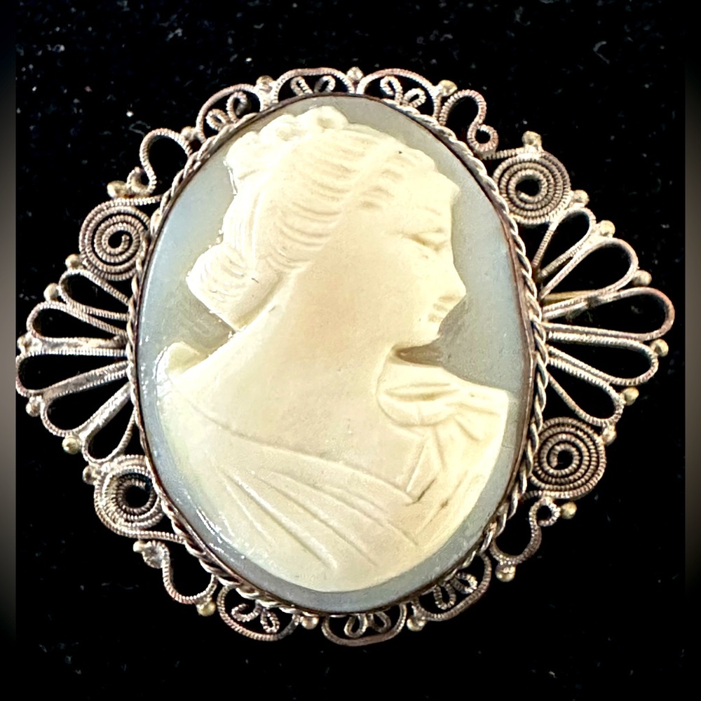 Vtg Carved Cameo Brooch Pendant Silvertone None Magnetic Filagree C Clasp Guc